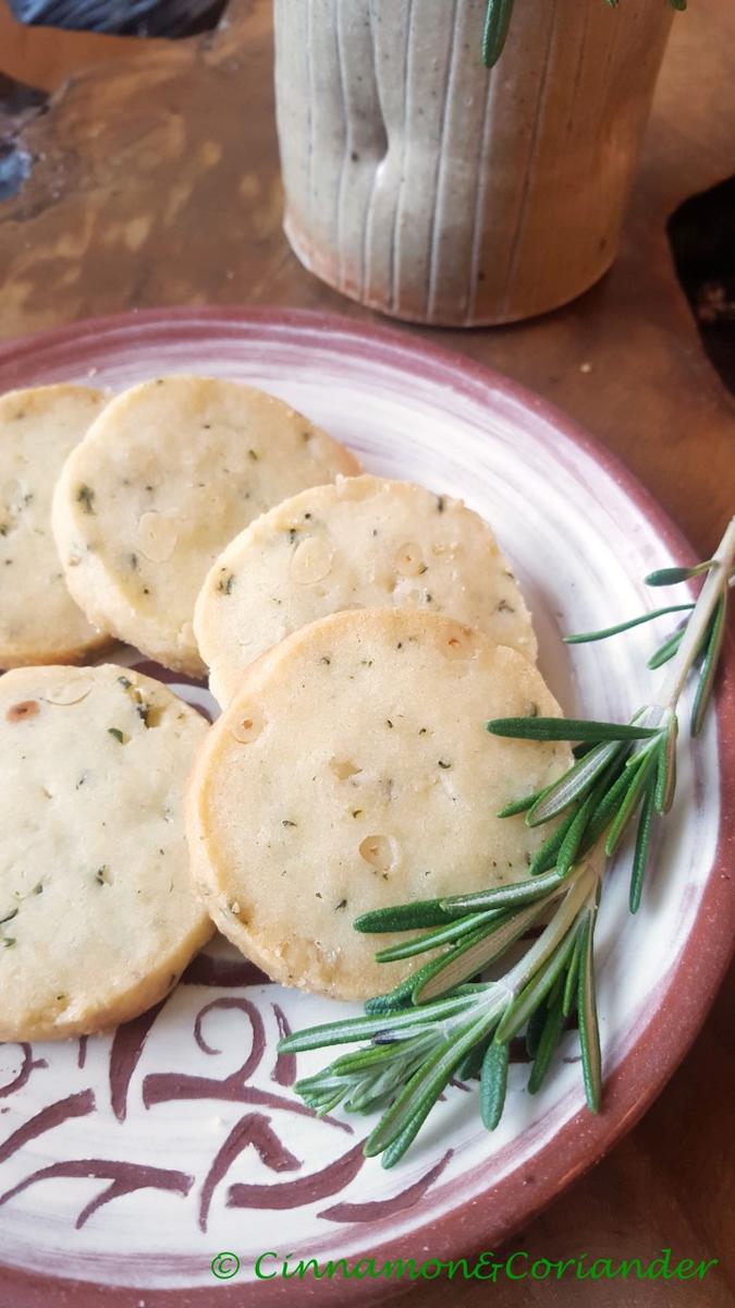 Rezeptbild: Sablé Kekse mit Pinienkernen, Rosmarin & schwarzem Pfeffer