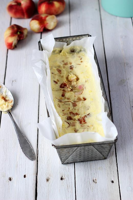 Rezeptbild: Safran-Eis mit karamellisierten Wildpfirsichen