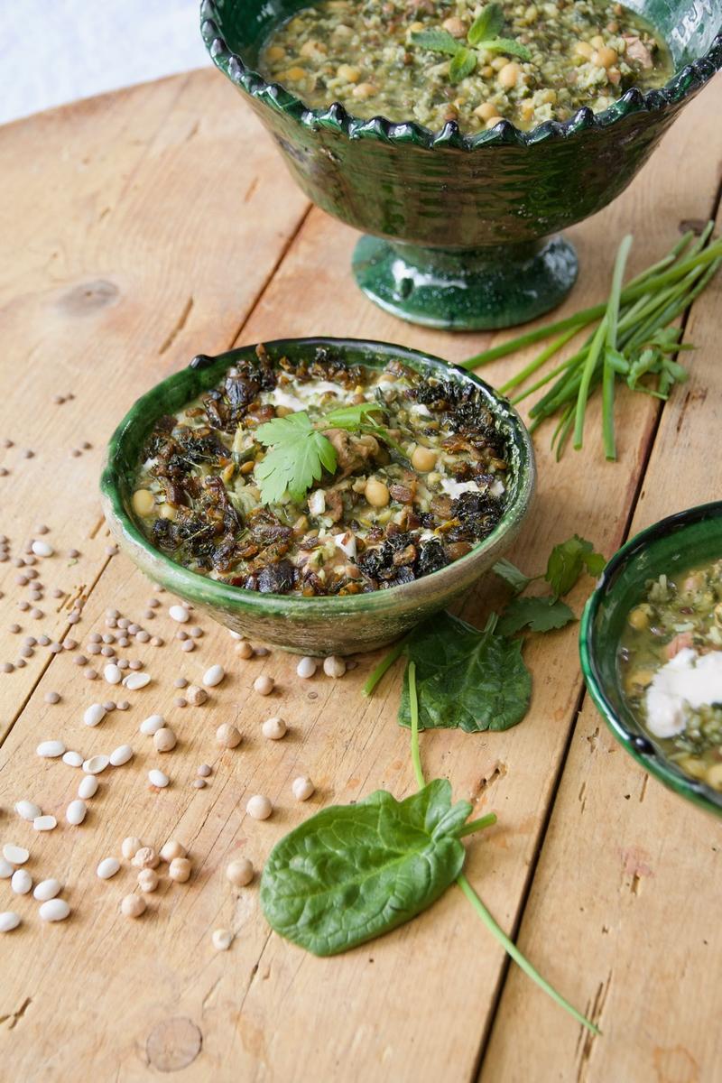 Rezeptbild: Ash-e Shole Ghalamkar - persische Bettlersuppe mit Hülsenfrüchte und frische Kräuter