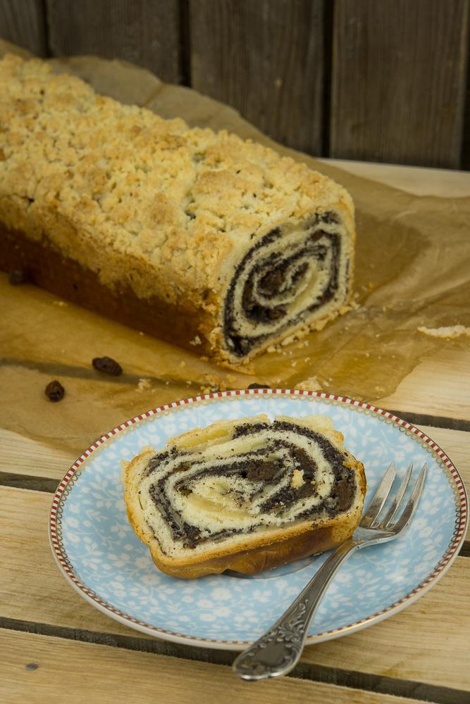 Rezeptbild: Mohnstriezel mit Streuseln