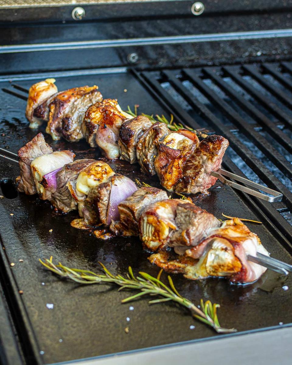 Rezeptbild: Rindfleisch-Grillspieße mit Camembert und Bacon