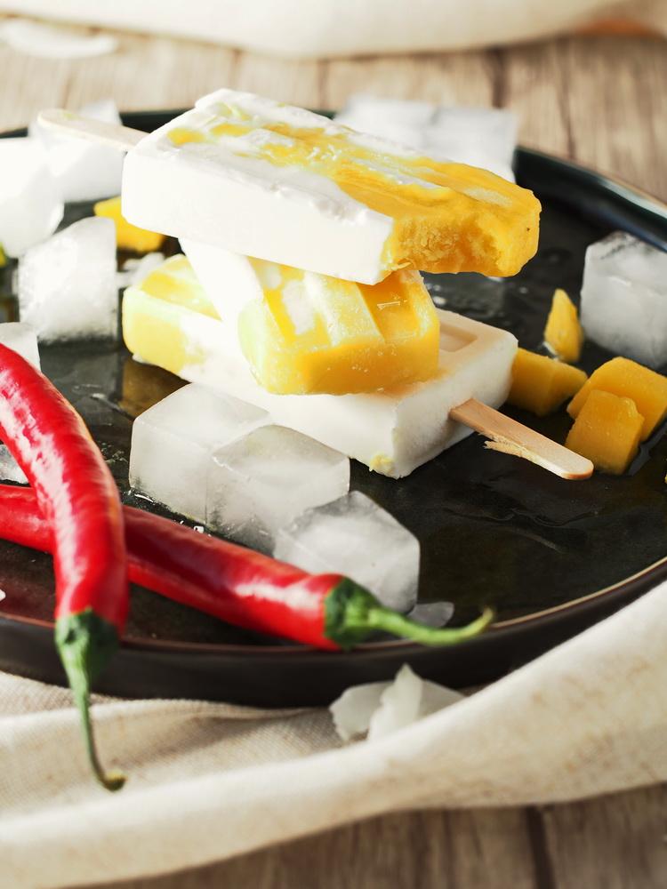Rezeptbild: Kokos-Mango-Popsicles mit Chilli