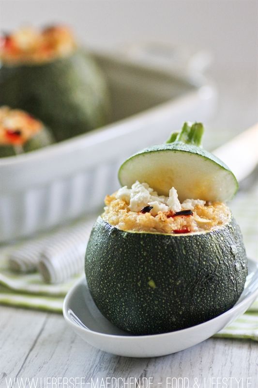 Rezeptbild: Gefüllte runde Zucchini mit Quinoa-Gemüse und Feta