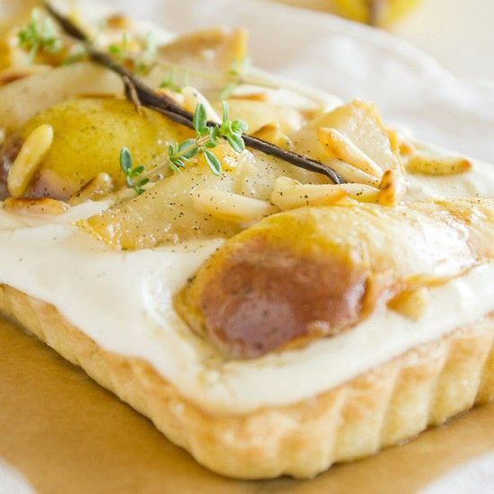 Rezeptbild: Mascarponetarte mit Pastis-Vanille-Birnen und Zitronenthymian