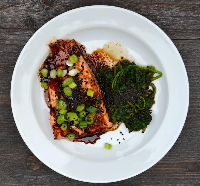 Rezeptbild: Glasierter Lachs mit Sesamspinat