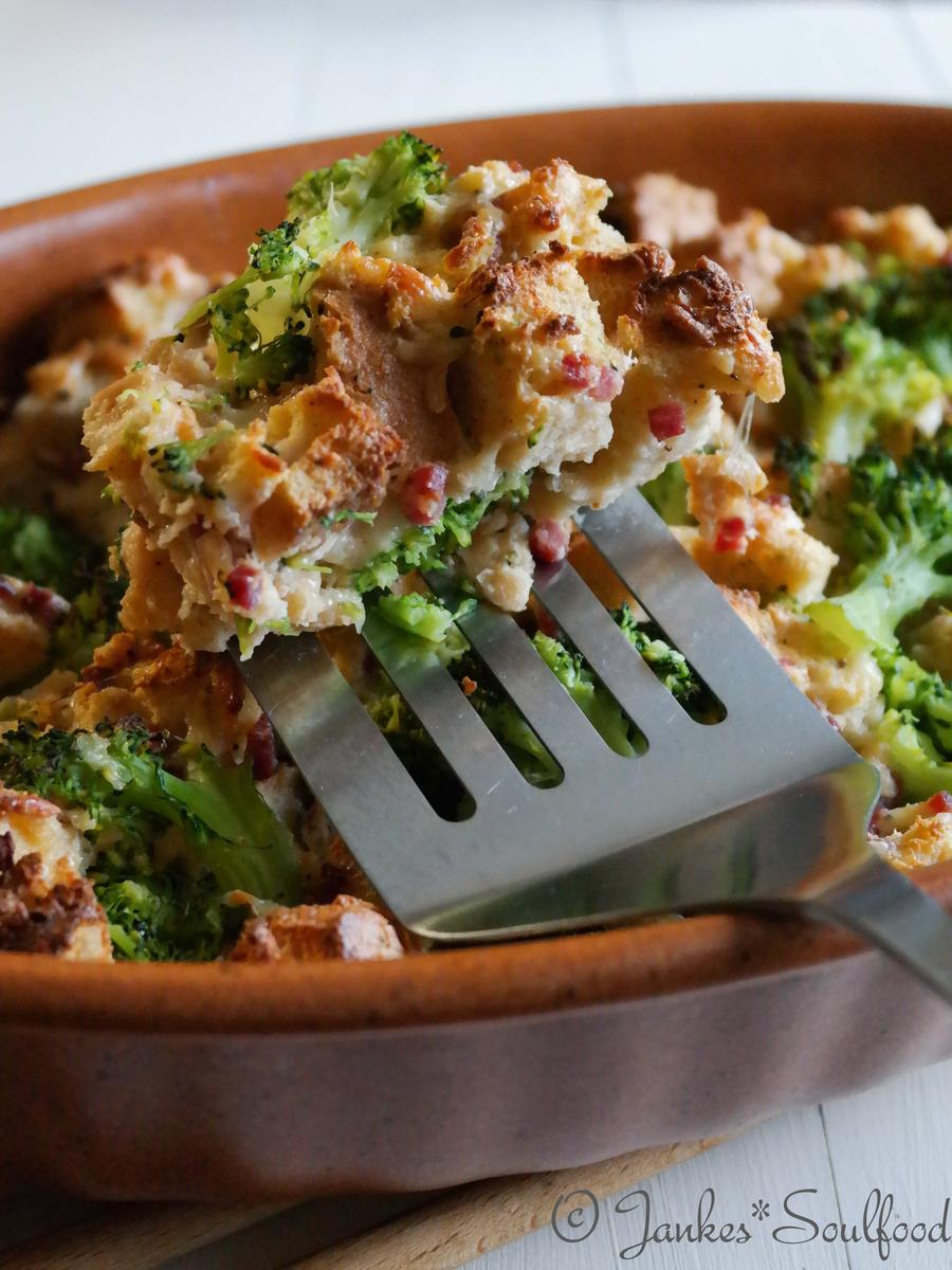 Rezeptbild: Herzhafter Brotauflauf
