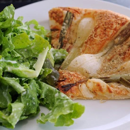Rezeptbild: Frühlingszwiebeltarte frisch aus dem Backofen