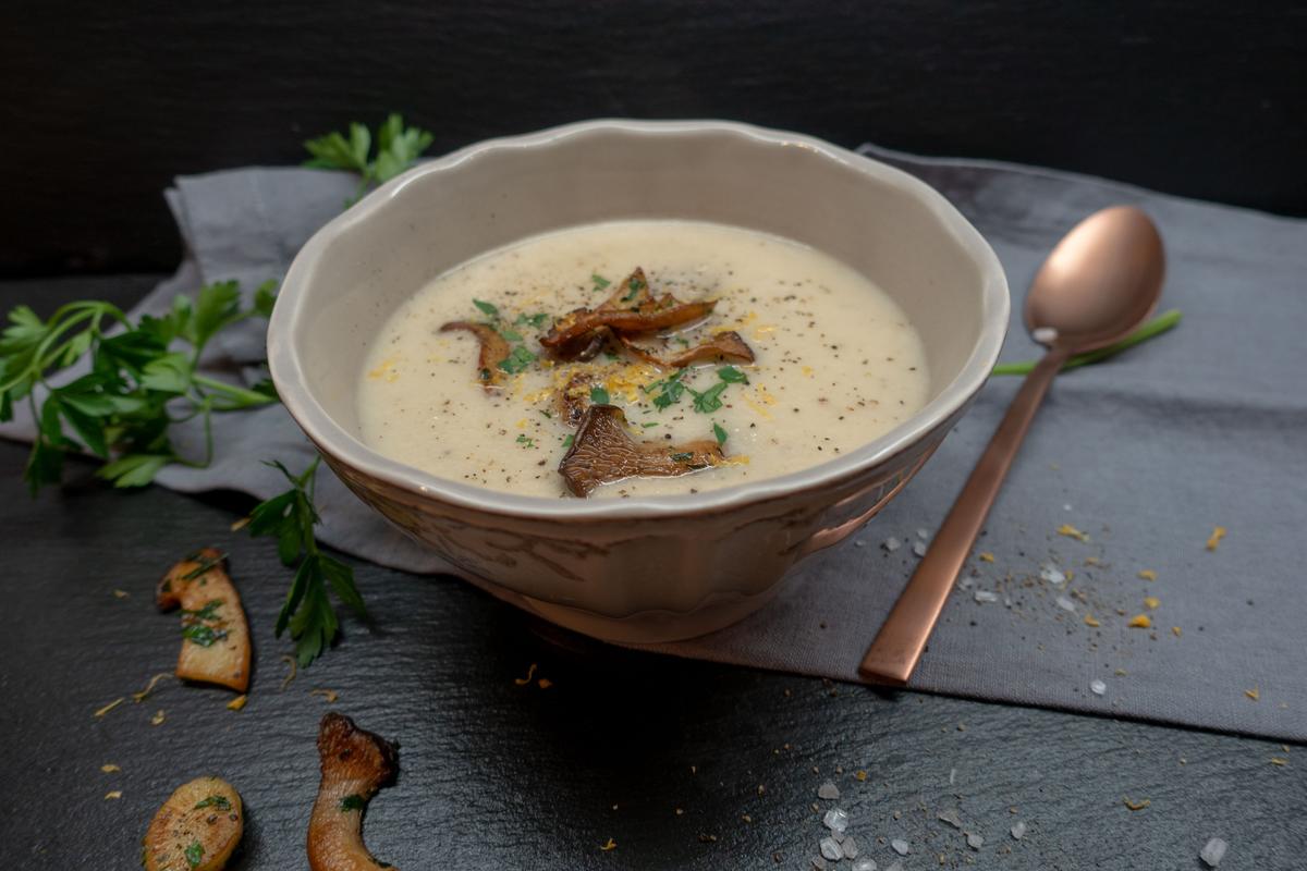 Rezeptbild: Schwarzwurzelsuppe mit Kräuterseitlingen