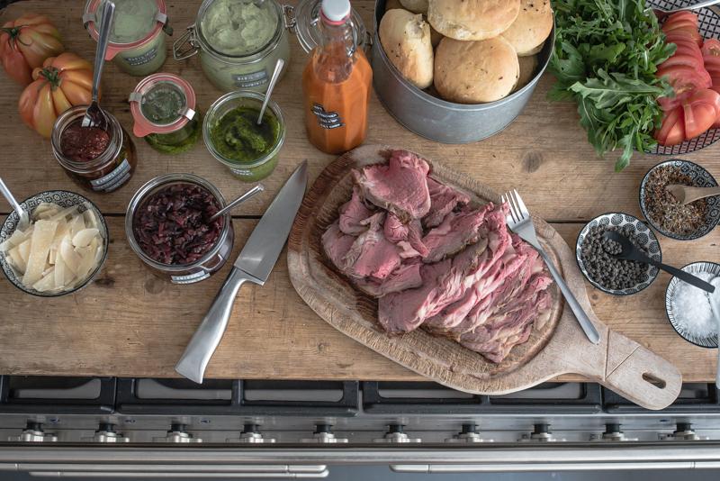 Rezeptbild: ribeye steaksandwiches mit focaccia buns, scharfen zwetschgen ketchup, rucola pesto, zwiebelmarmelade und basilikumaufstrich