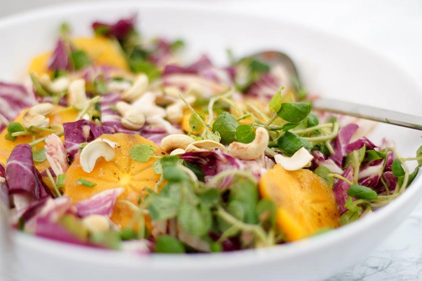 Rezeptbild: Persimmon- und Brunnenkresse-Salat mit Rhabarber-Ingwer-Dressing