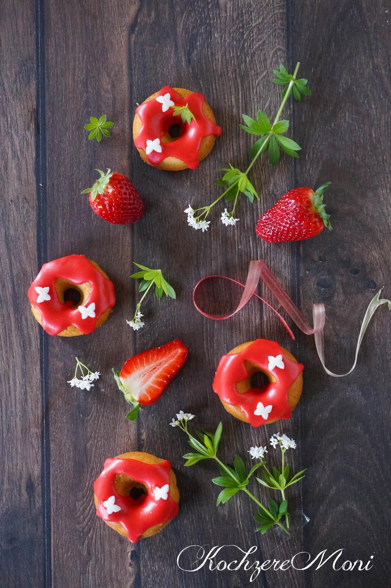 Rezeptbild: Rhabarber Joghurt Donuts mit Erdbeerglasur