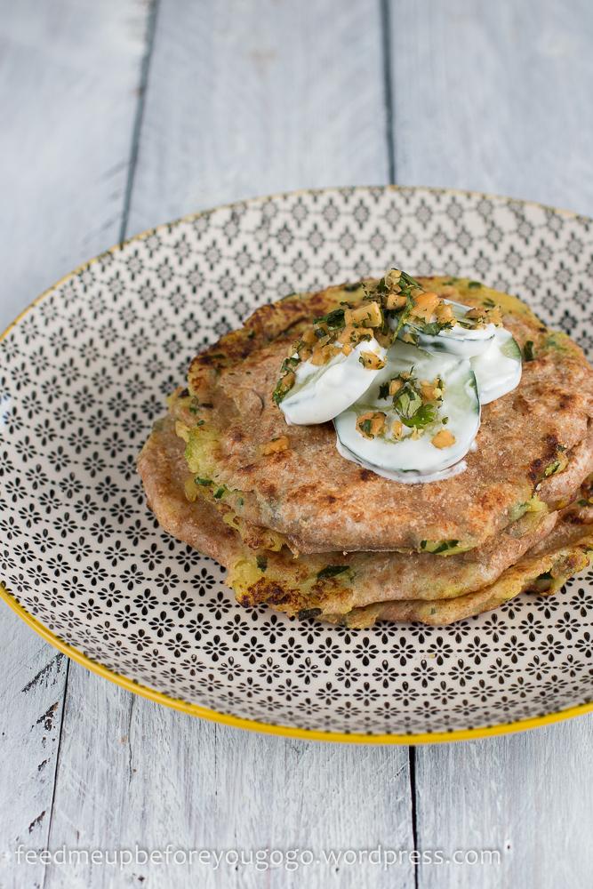 Rezeptbild: Kartoffel-Bärlauch-Paratha und Gurkensalat mit Kräuter-Nuss-Gremolata
