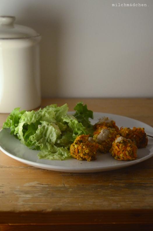Rezeptbild: Möhrenfalafeln mit Sesamsauce und Salat