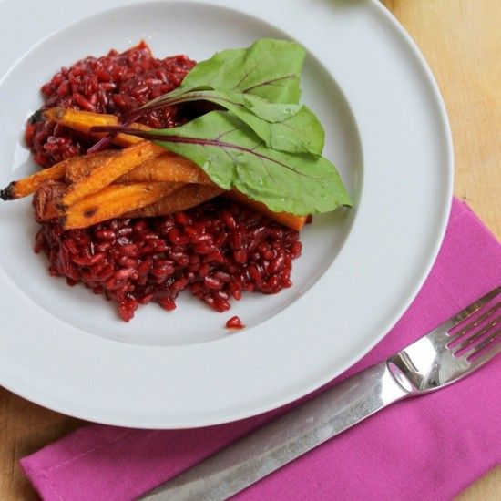 Rezeptbild: rotes Risotto mit Koriander-Möhren und Beta-Salat