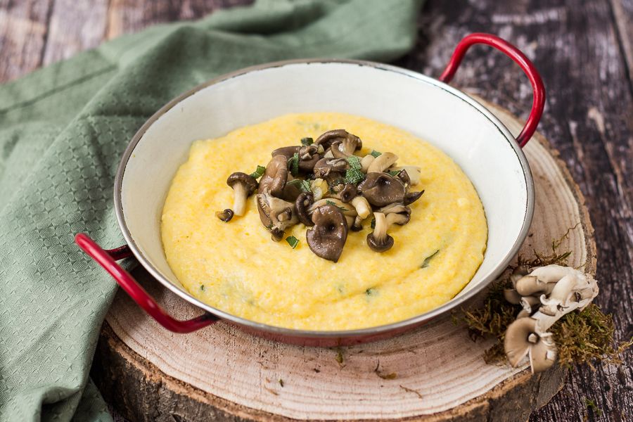 Rezeptbild: Salbei-Polenta mit gebratenen Pilzen