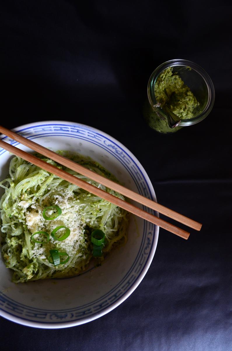Rezeptbild: Avocado-Pesto mit Cashews und Thaibasilikum zu Glasnudeln