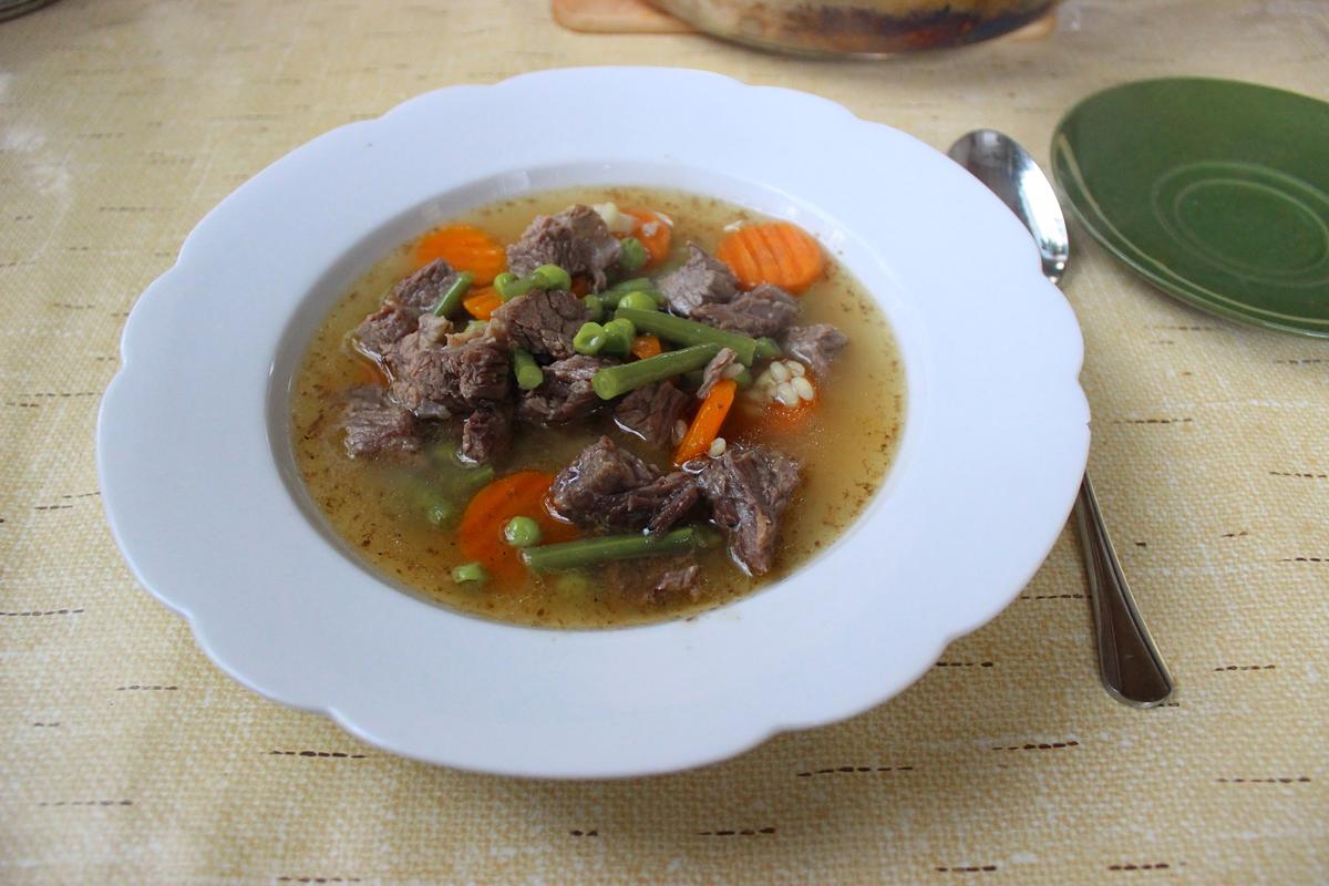 Rezeptbild: Rindssuppe mit Graupen und Gemüse