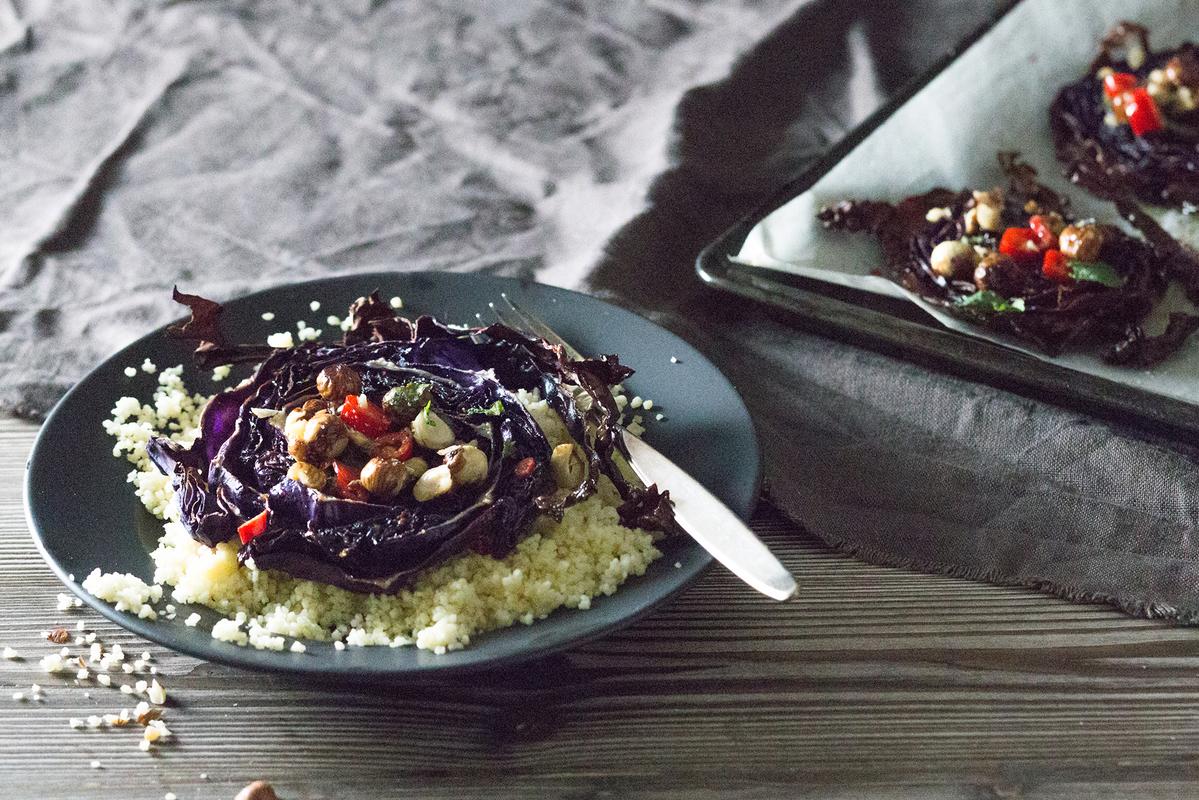 Rezeptbild: Rotkabisscheiben mit Couscous und Nussvinaigrette