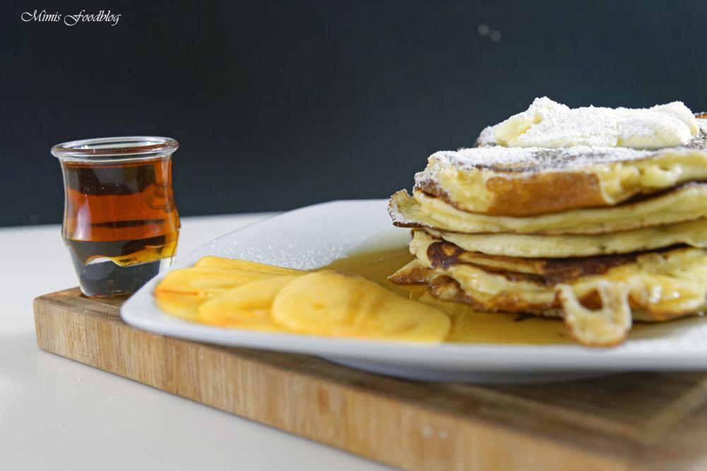 Rezeptbild: Buttermilch Pancakes mit Ahornsirup