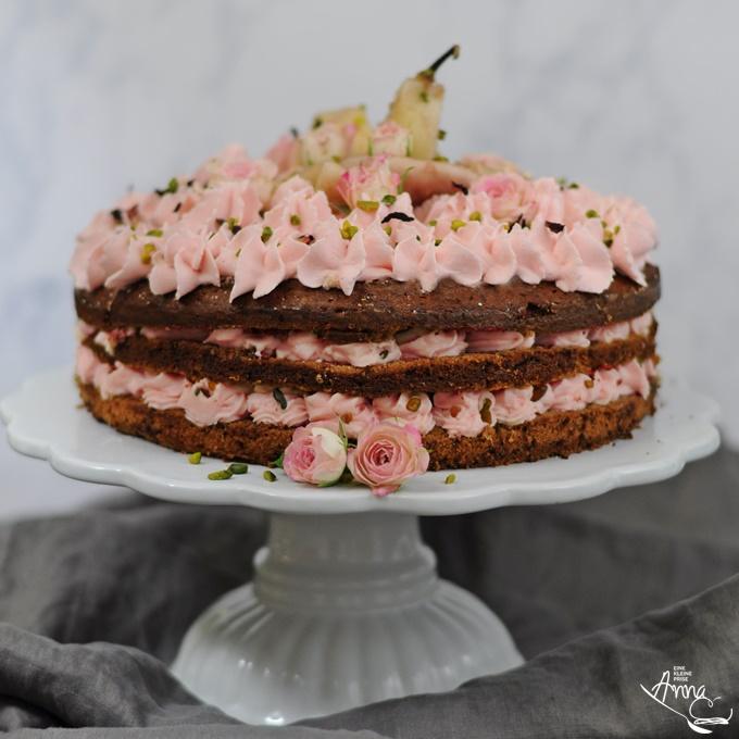 Rezeptbild: Rotwein-Gewürzkuchen mit Rosenwassercreme