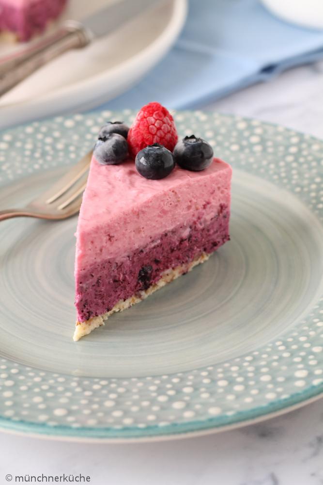 Rezeptbild: No Bake Kuchen mit Blaubeeren und HImbeeren