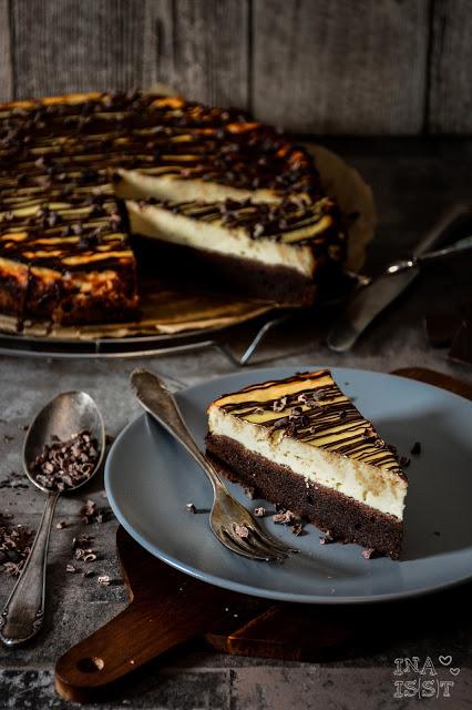 Rezeptbild: Brownie-Käsekuchen mit rohen Kakaonibs