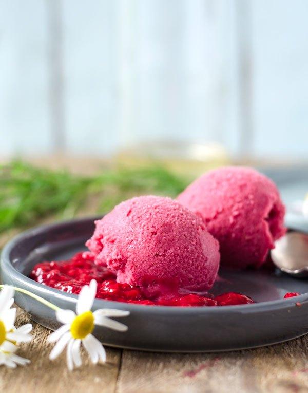 Rezeptbild: Himbeer-Sherbet mit Holunderblütensirup