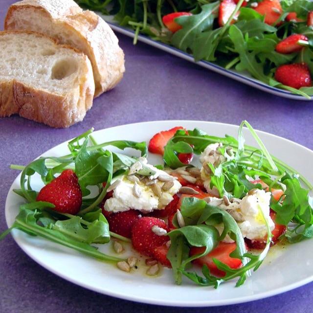 Rezeptbild: Rucolasalat mit Erdbeeren und Frischkäsenocken