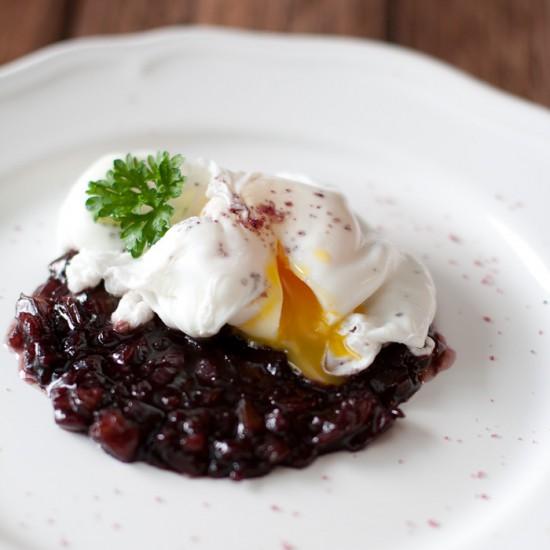 Rezeptbild: Pochiertes Ei auf Rotwein-Balsamico-Dattel-Reduktion