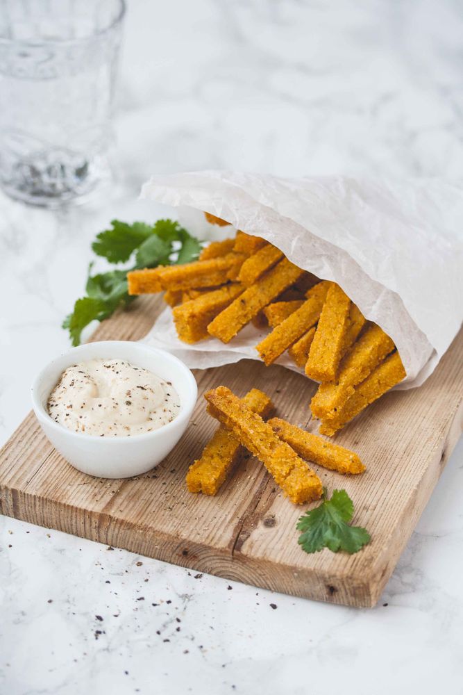 Rezeptbild: Zitronige Polentapommes mit cremigem Knoblauchdip