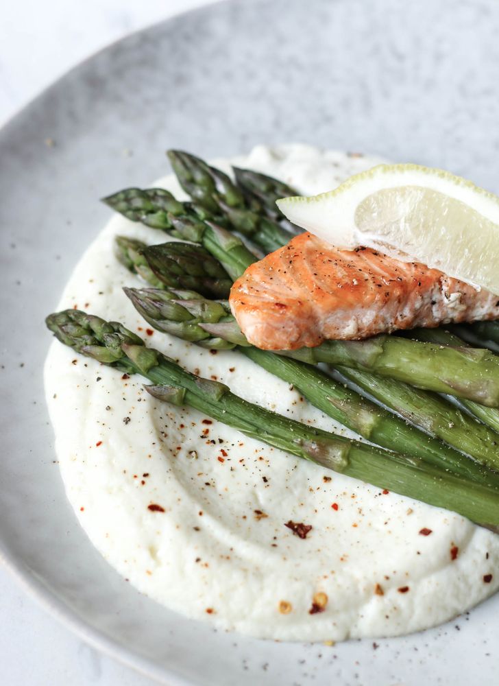 Rezeptbild: Lachs auf Blumenkohlpüree mit Spargel