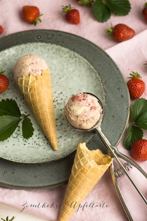 Rezeptbild: Erdbeereis von gerösteten Erdbeeren