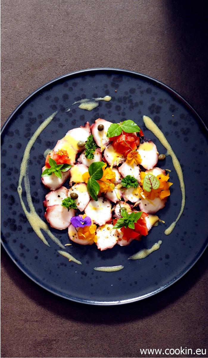 Rezeptbild: Sommerlich frisches Oktopus-Carpaccio mit Tomaten und Kapern