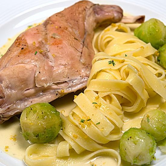 Rezeptbild: Kaninchenkeulen in Senfsauce mit Tagliatelle und Rosenkohl