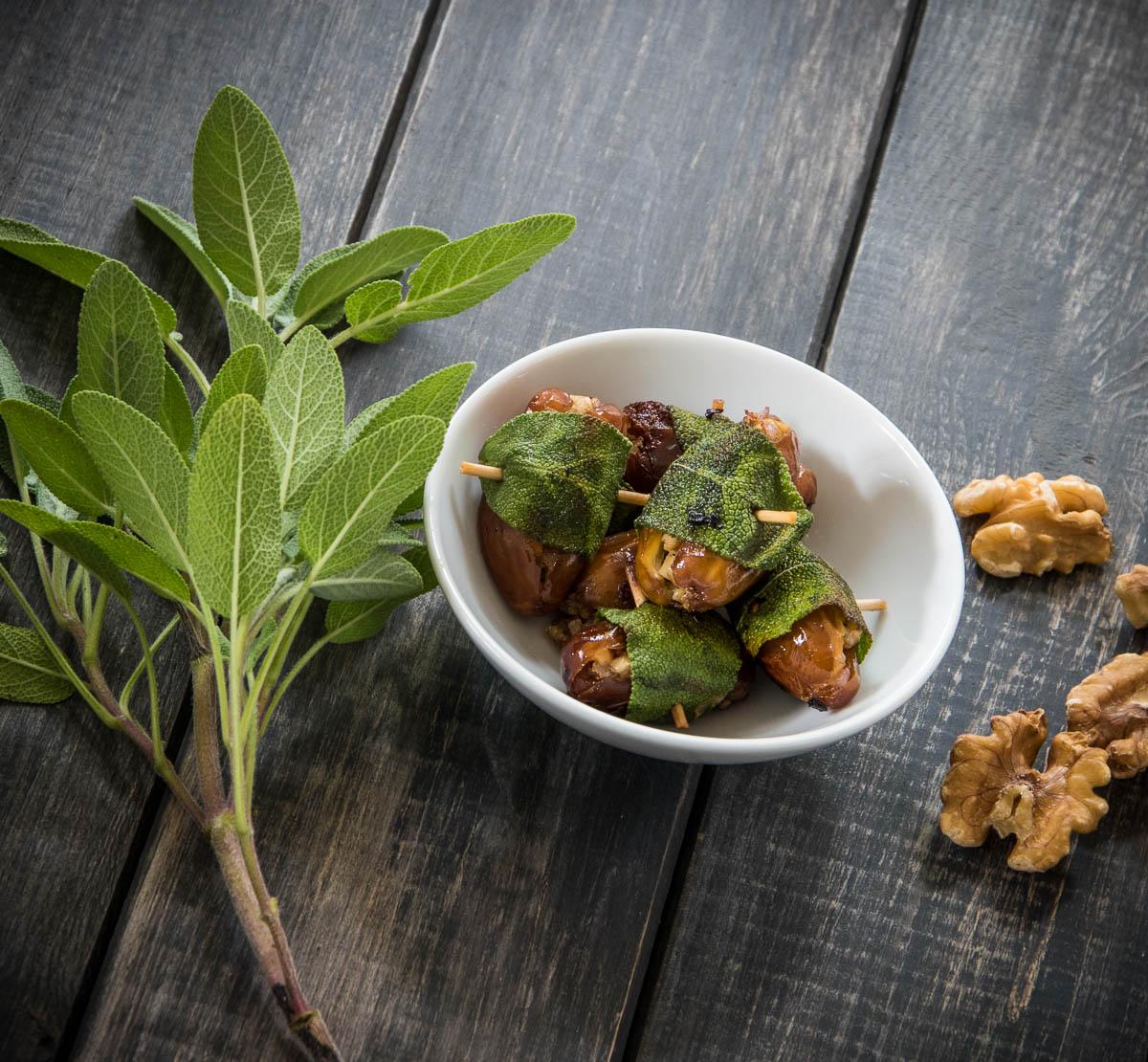Rezeptbild: Datteln in Salbeimantel (vegan)