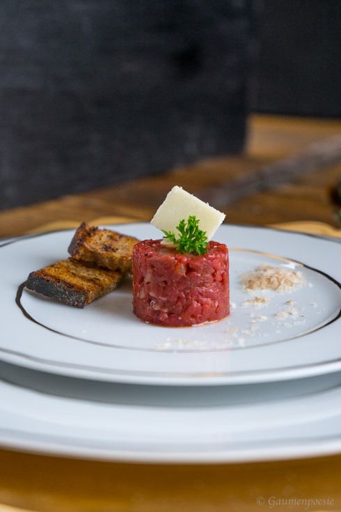 Rezeptbild: Beef Tatar mit Trüffelöl und gerösteten Schwarzbrot Scheibchen