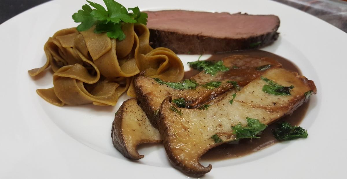 Rezeptbild: Geschmorte Hirschschulter mit Pastatelli „Waldpilz-Nudeln“ und Kräuterseitlingen