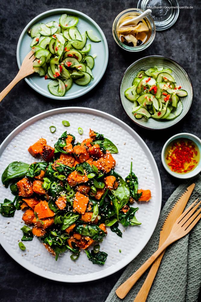 Rezeptbild: {VEGAN} GEBRATENE SÜSSKARTOFFELN MIT SESAM- SPINAT UND ASIA- GURKENSALAT