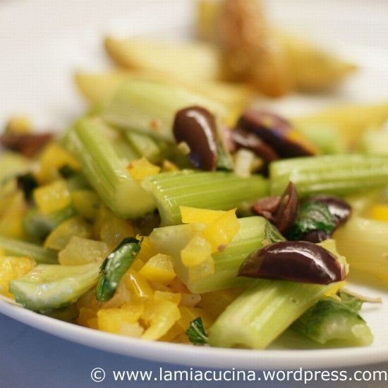 Rezeptbild: Staudensellerie mit Oliven