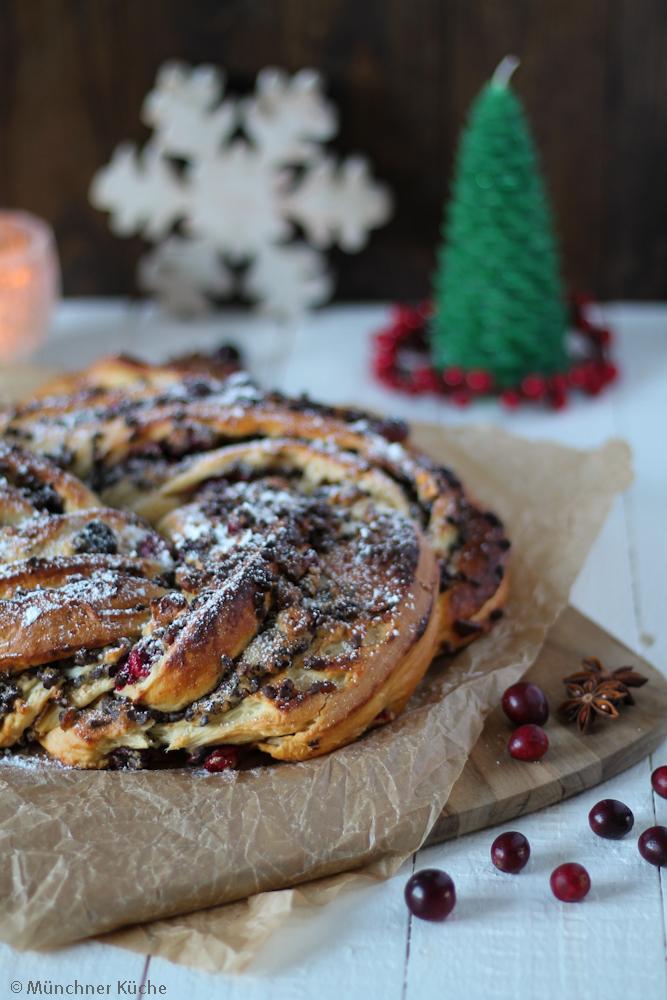 Rezeptbild: Weihnachtlicher Hefekranz mit Schokolade und Marzipan