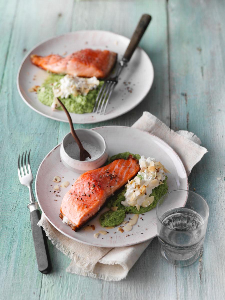 Rezeptbild: Lachsfilet auf Brokkolimus und körnigem Frischkäse