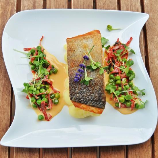 Rezeptbild: Bio-Lachsfilet mit Chorizo-Erbsen-Sauce und Kartoffelpüree