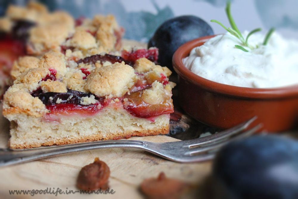 Rezeptbild: Pflaumenkuchen mit Tonkabohnenstreusel und Rosmarin-Sahne