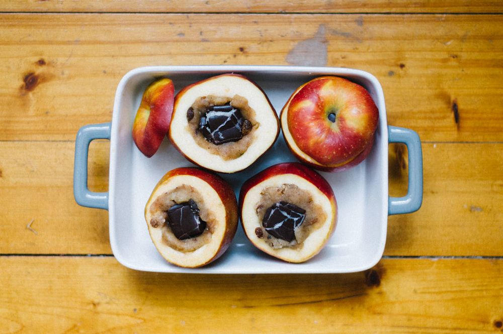 Rezeptbild: BRATÄPFEL MIT RUMROSINEN UND DOMINOSTEINEN