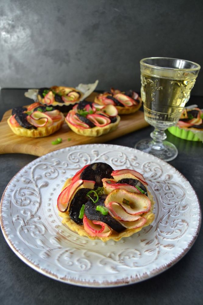 Rezeptbild: Pfälzer Blutwurst-Quiche mi Apfelrosen