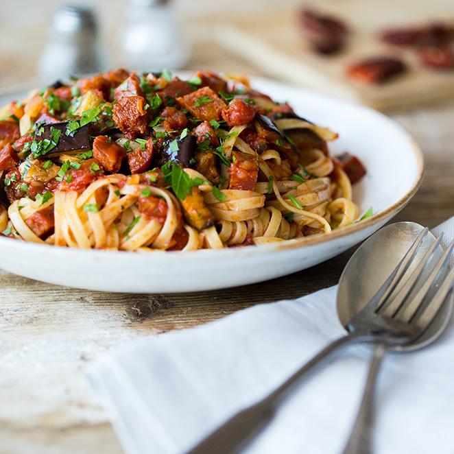 Rezeptbild: Linguine mit gegrillter Aubergine, Chili und Chorizo