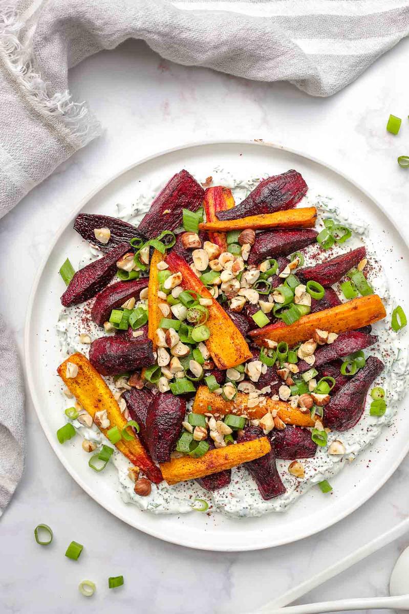 Rezeptbild: Im Ofen geröstete Rote Bete und Karotten mit Kräuter-Joghurt