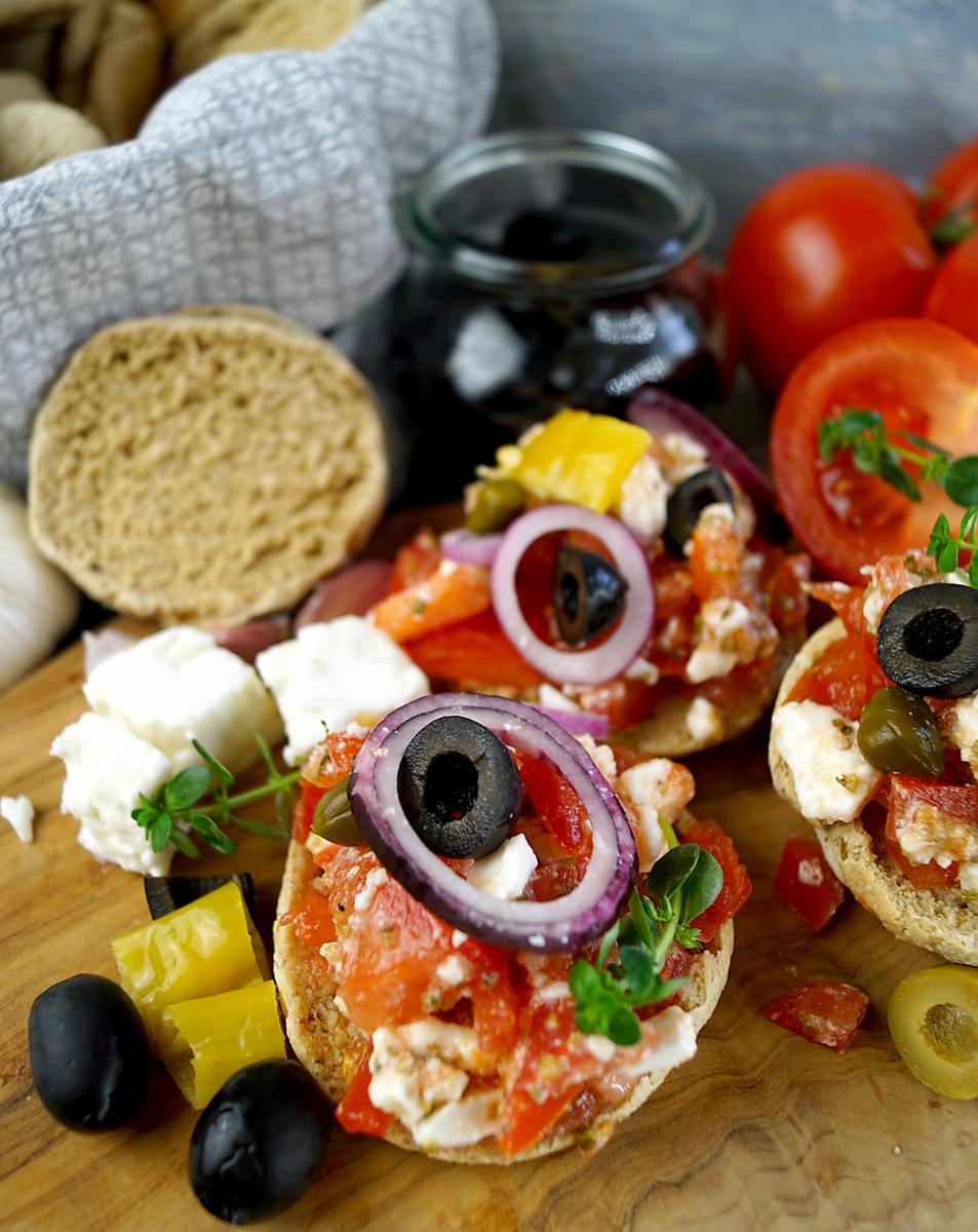 Rezeptbild: Dakos - Meze aus griechischem Salat auf kretischem Paximadi-Zwieback