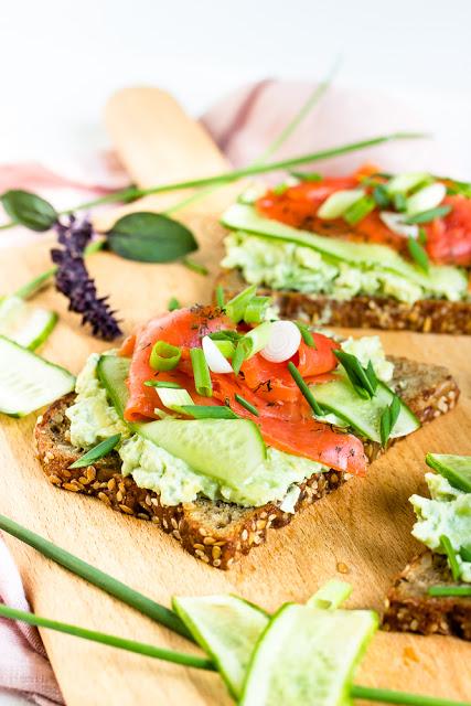 Rezeptbild: Vollkornbrot mit Räucherlachs und Avocado