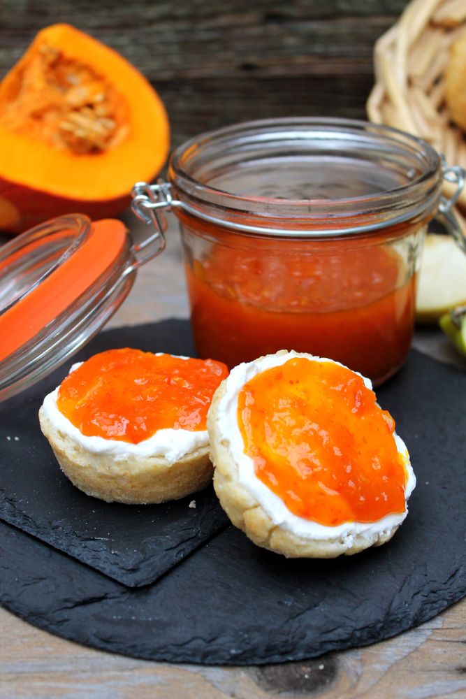 Rezeptbild: Quarkbrötchen mit Kürbis-Apfel-Zimt-Marmelade